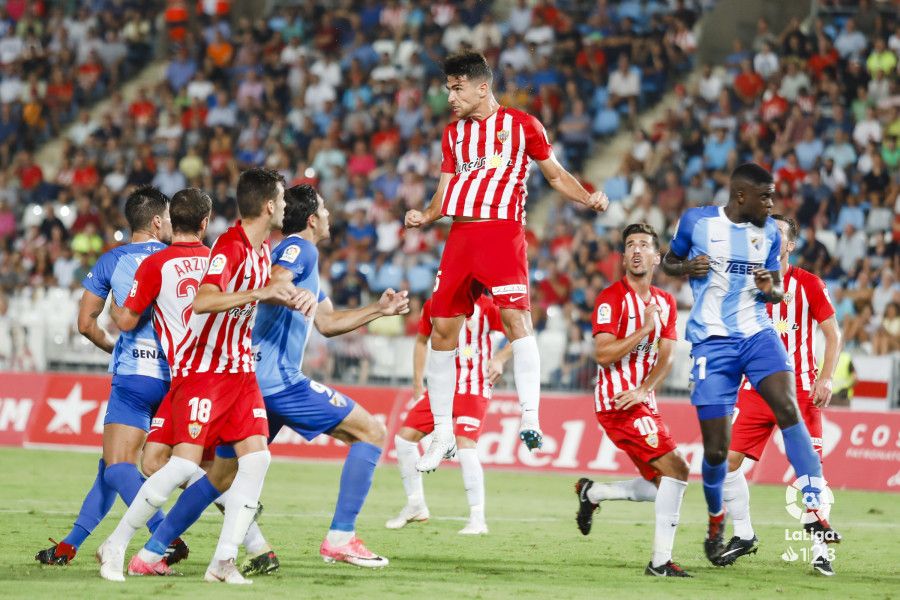 El Almería intenta explotar las jugadas a balón parado. | Foto: La Liga