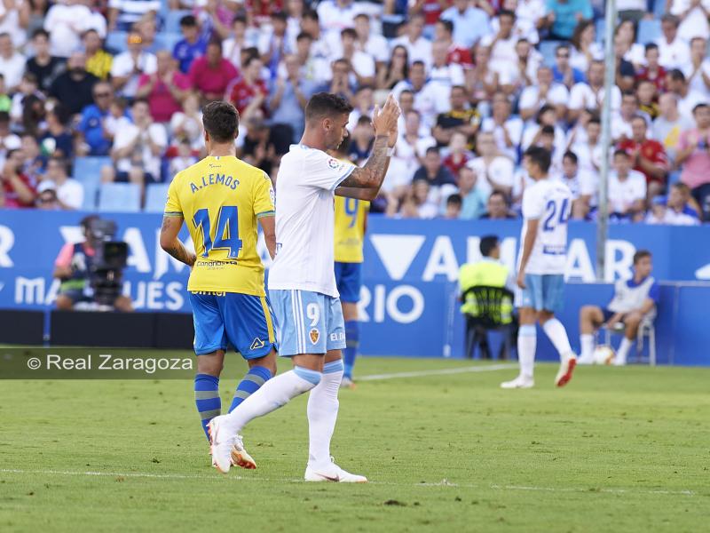 Álvaro Vázquez es sustituido entre aplausos en la Romareda. | Foto: Tino Gil, Real Zaragoza
