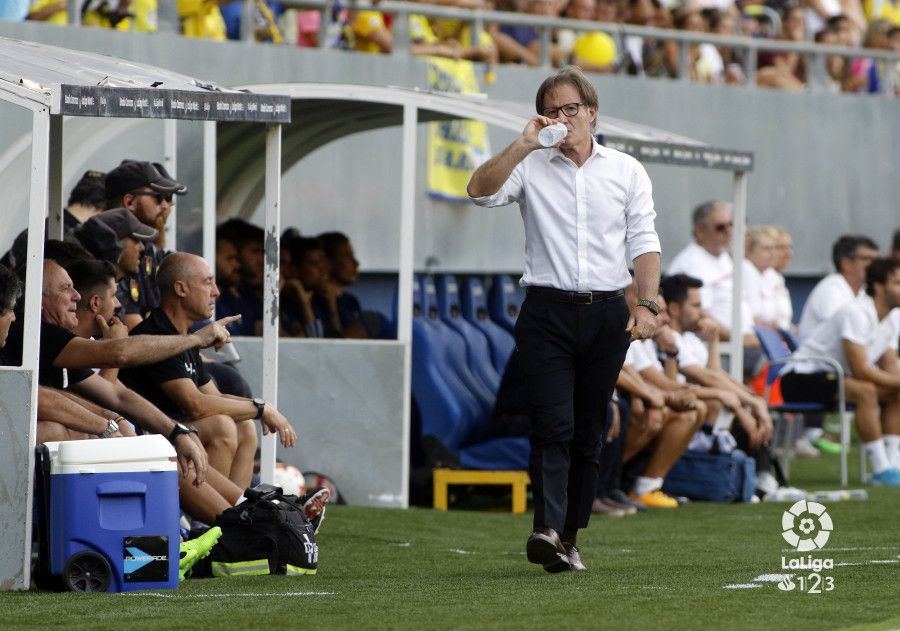 Anquela en la banda durante el partido Cádiz - Oviedo. | Foto: La Liga