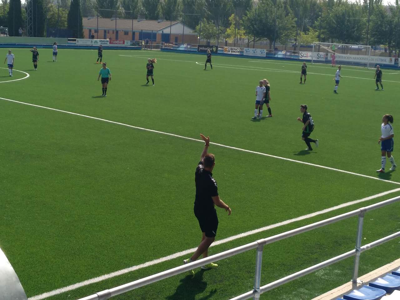 Aleza dirige un partido desde la banda. | Foto: Zaragoza CFF