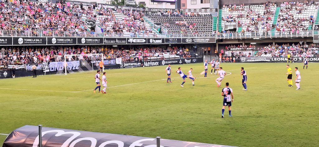 10.000 personas asistieron al campo de Castalia para ver el Castellón - Ebro. | Foto: CD Ebro