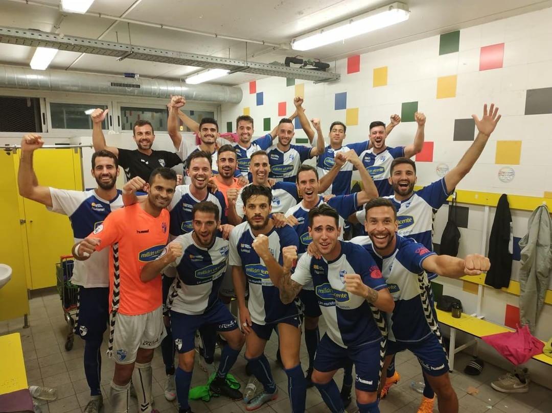 Los jugadores del Ebro celebran el pase a la tercera ronda de la Copa. | Foto: CD Ebro