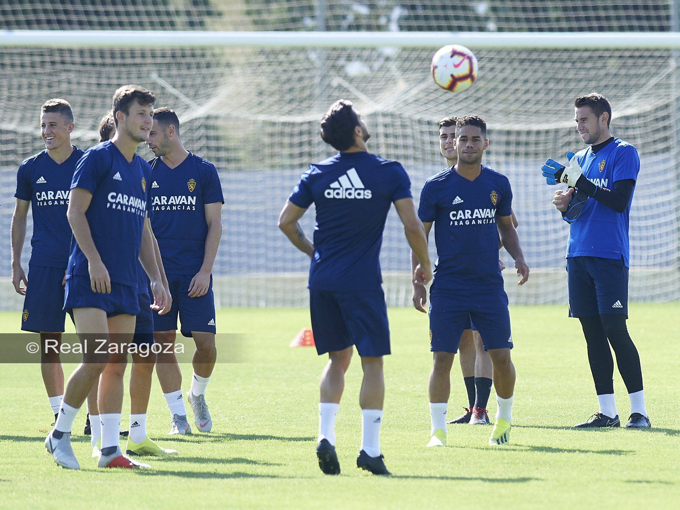 Los jugadores zaragocistas entrenan en la Ciudad Deportiva. | Foto: Tino Gil, Real Zaragoza