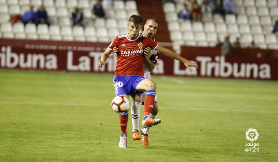 Gual intenta llevarse el balón ante la defensa del Albacete. | Foto: La Liga