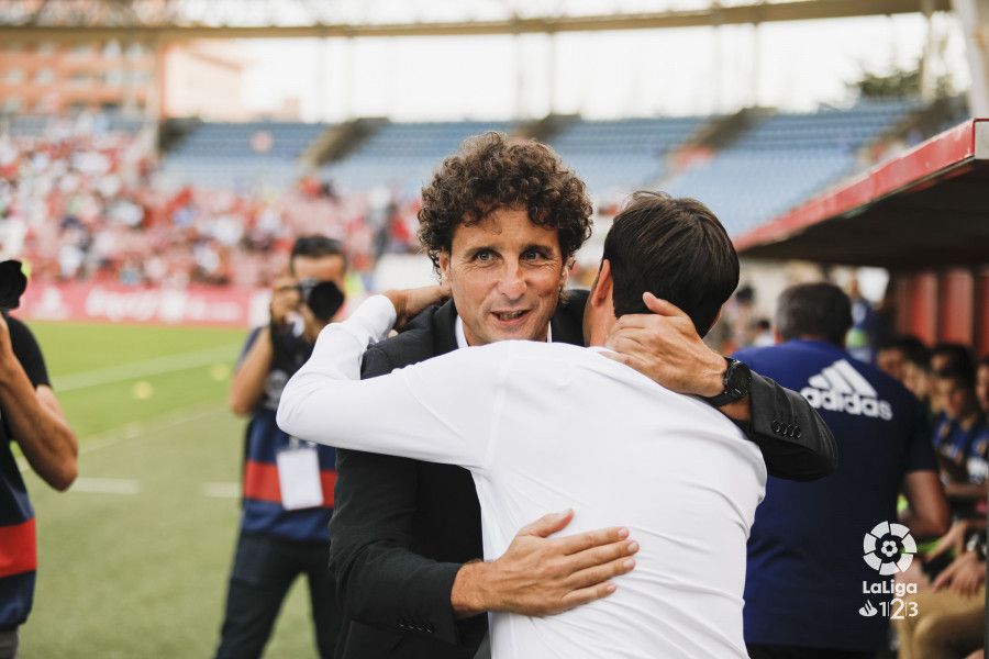 Idiakez saluda al entrenador de la UD Almería. | Foto: La Liga