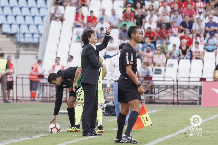 Idiakez da indicaciones desde la banda. | Foto: La Liga