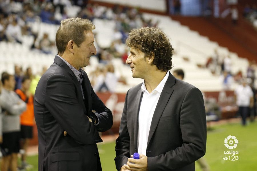 Idiakez saluda a Ramis, técnico del Albacete, antes del partido. | Foto: La Liga