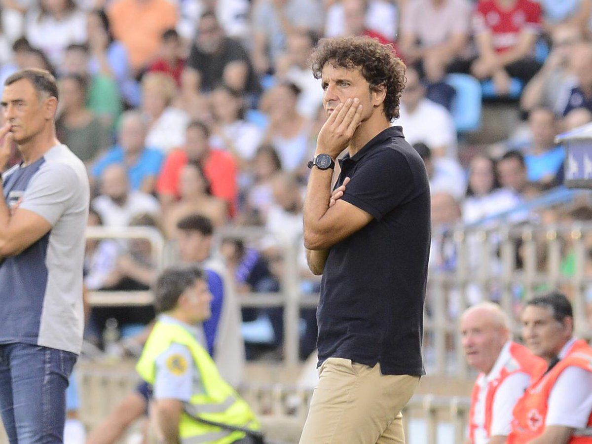 Idiakez mira el partido con preocupación. | Foto: Real Zaragoza