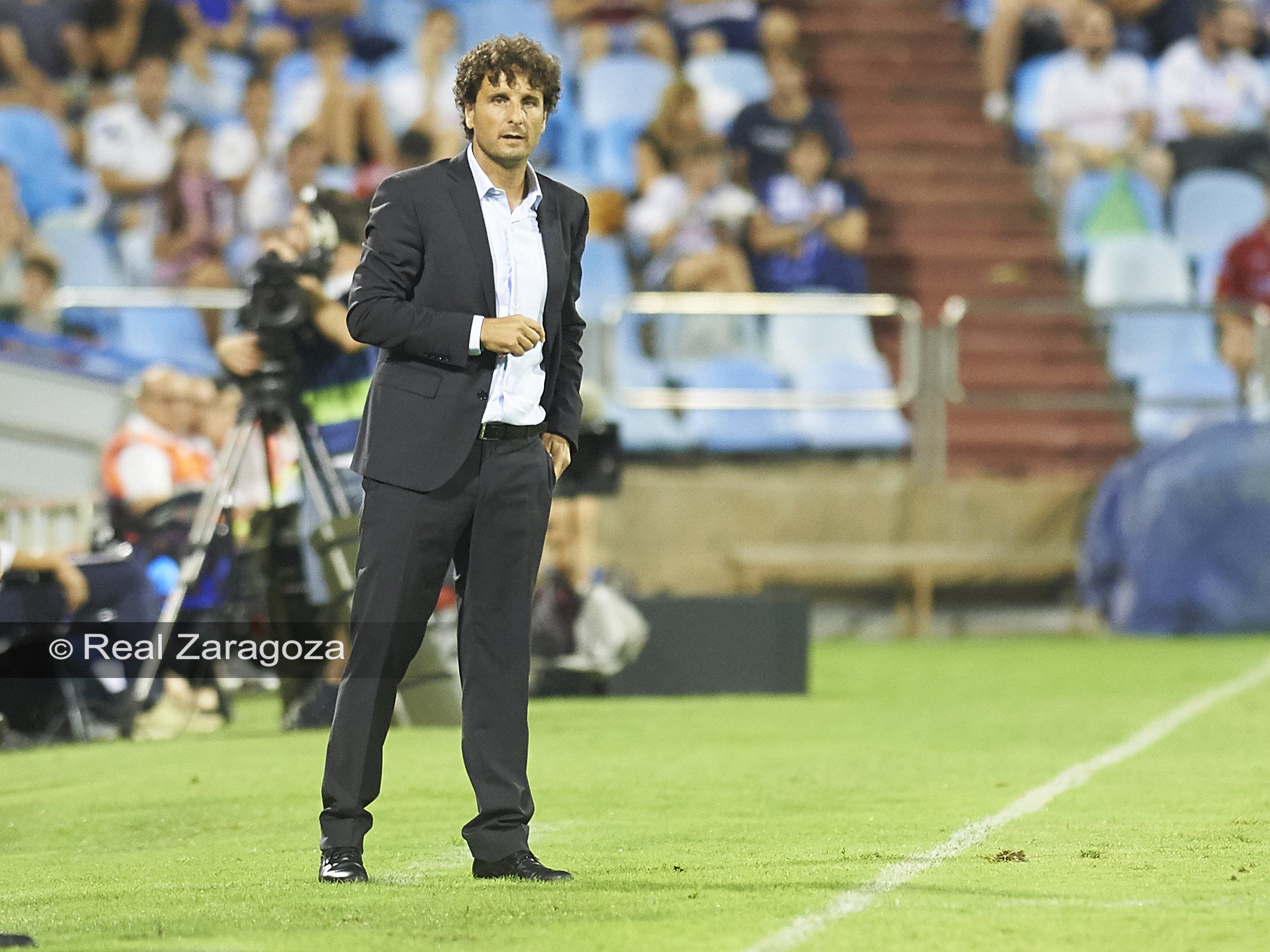 Idiakez da instrucciones a su equipo en la Romareda.| Foto: Tino Gil, Real Zaragoza
