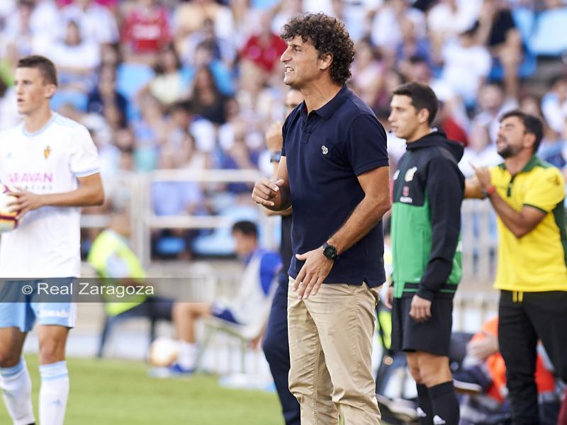 Idiakez da indicaciones a sus jugadores en el partido ante Las Palmas. | Foto: Tino Gil, Real Zaragoza