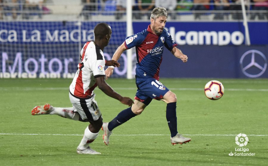 Luisinho ante el Rayo el pasado año en Primera en El Alcoraz | Foto: LaLiga