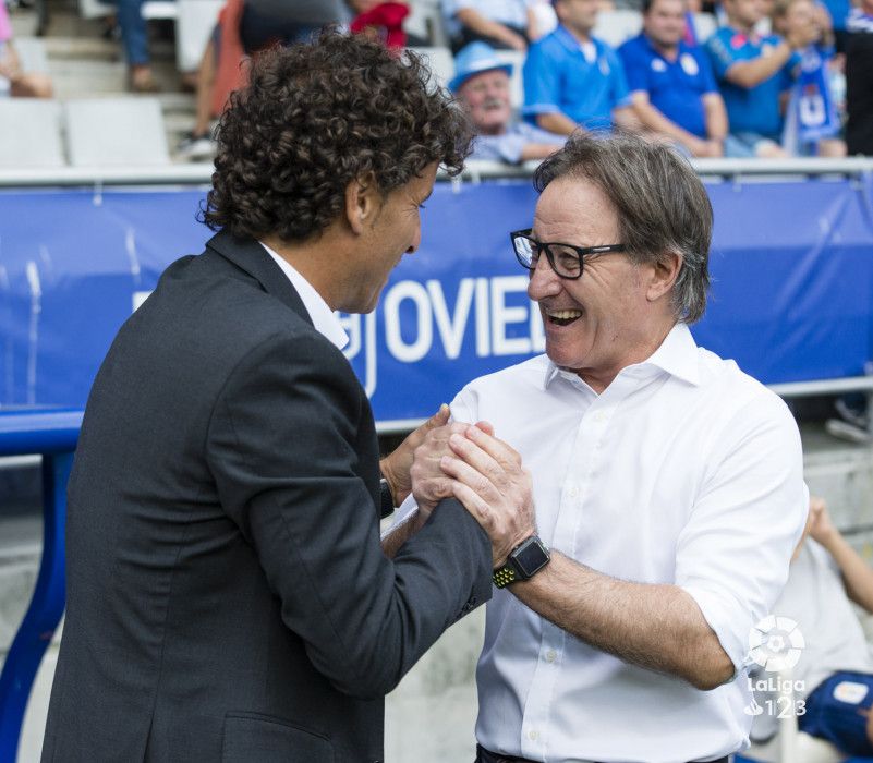 Idiakez y Anquela se saludan antes del partido. | Foto: La Liga