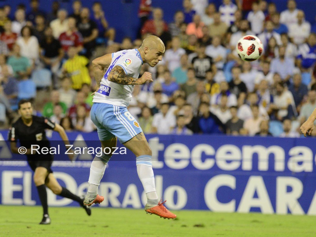 Pombo remata de cabeza ante el Deportivo. | Foto: Tino Gil, Real Zaragoza