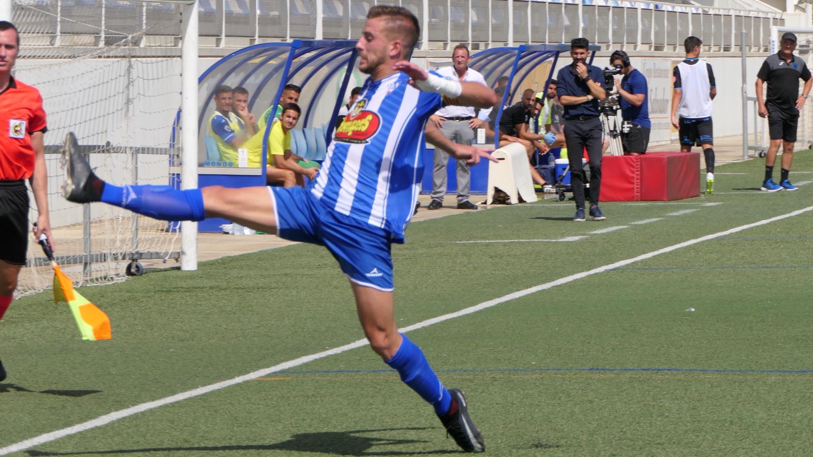 Ramón López lucha por el balón en un partido de la SD Ejea. | Foto: SD Ejea