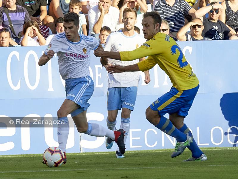 Soro intenta marcharse del rival en un ataque del Real Zaragoza. | Foto: Tino Gil, Real Zaragoza