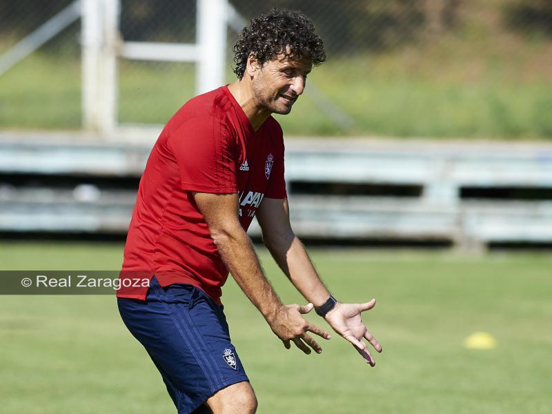 Idiakez da indicaciones en un entrenamiento. | Foto: Tino Gil, Real Zaragoza