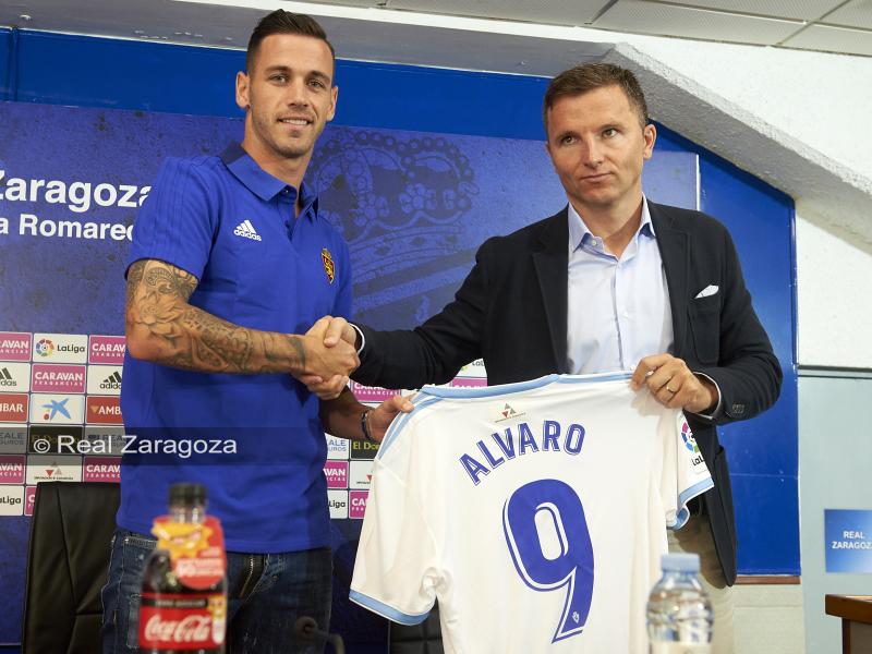 Vázquez posa con Arantegui en su presentación. | Foto: Tino Gil, Real Zaragoza.