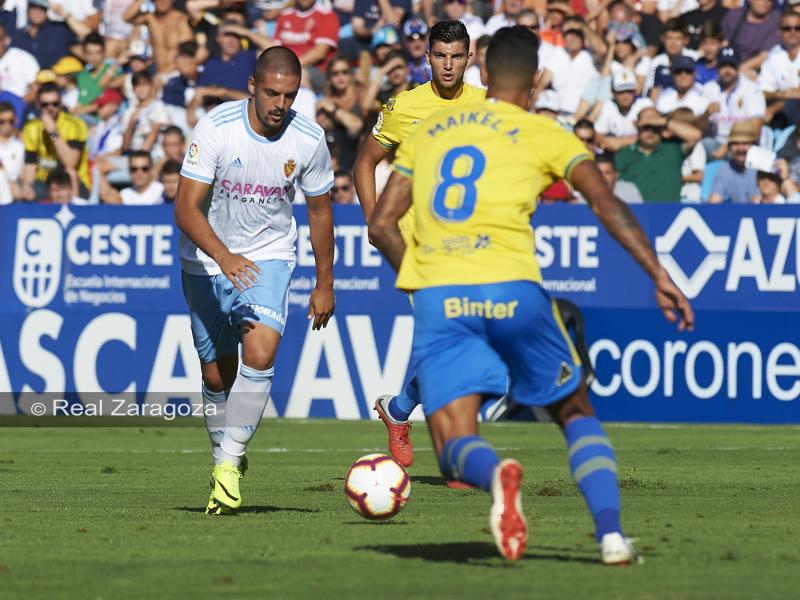 Verdasca conduce el balón en el partido ante Las Palmas. | Foto: Tino Gil, Real Zaragoza