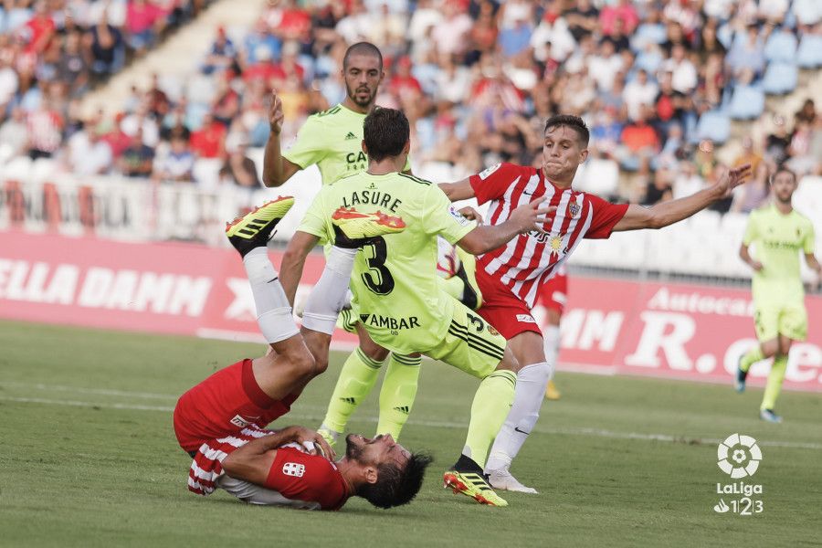Lasure pugna por el balón ante los jugadores del Almería. | Foto: La Liga
