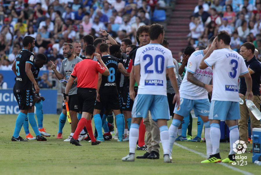 Idiakez habla con sus jugadores junto al banquillo. | Foto: La Liga