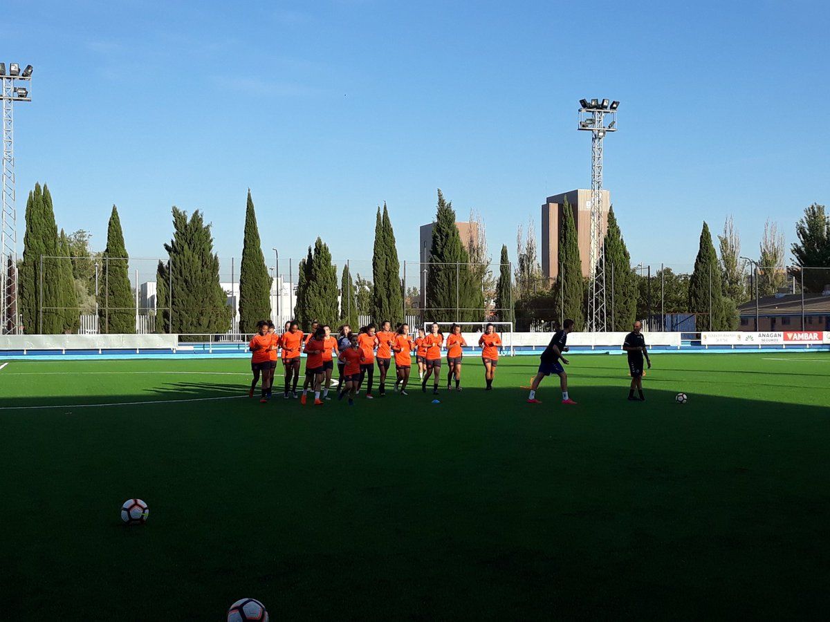 La plantilla del Zaragoza CFF entrena en el Pedro Sancho. | Foto: Zaragoza CFF