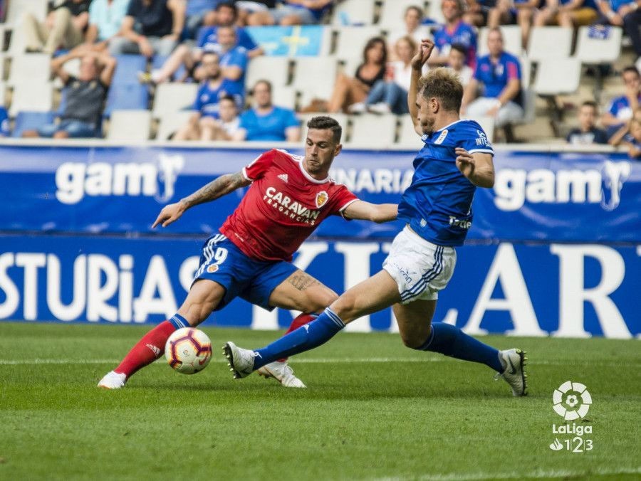 Álvaro Vázquez lucha por el balón en el Oviedo 0 – Zaragoza 4. | Foto: La Liga