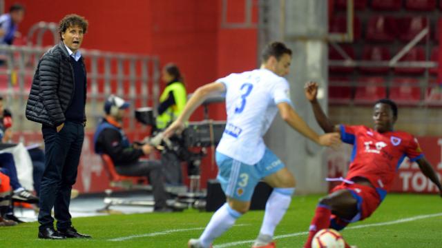 Idiakez da instrucciones al Real Zaragoza desde la banda. | Foto: La Liga