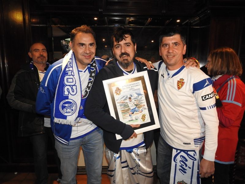 Luis Zornoza junto a Vicente Casanova y Paco Baraza, presidente y vicepresidente de la Federación de Peñas. | Foto: desdesoria.es