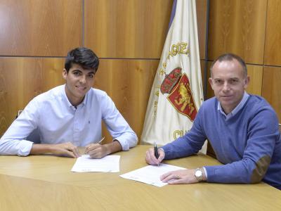 Clemente firma su contrato con el presidente Lapetra. | Foto: Tino Gil, Real Zaragoza