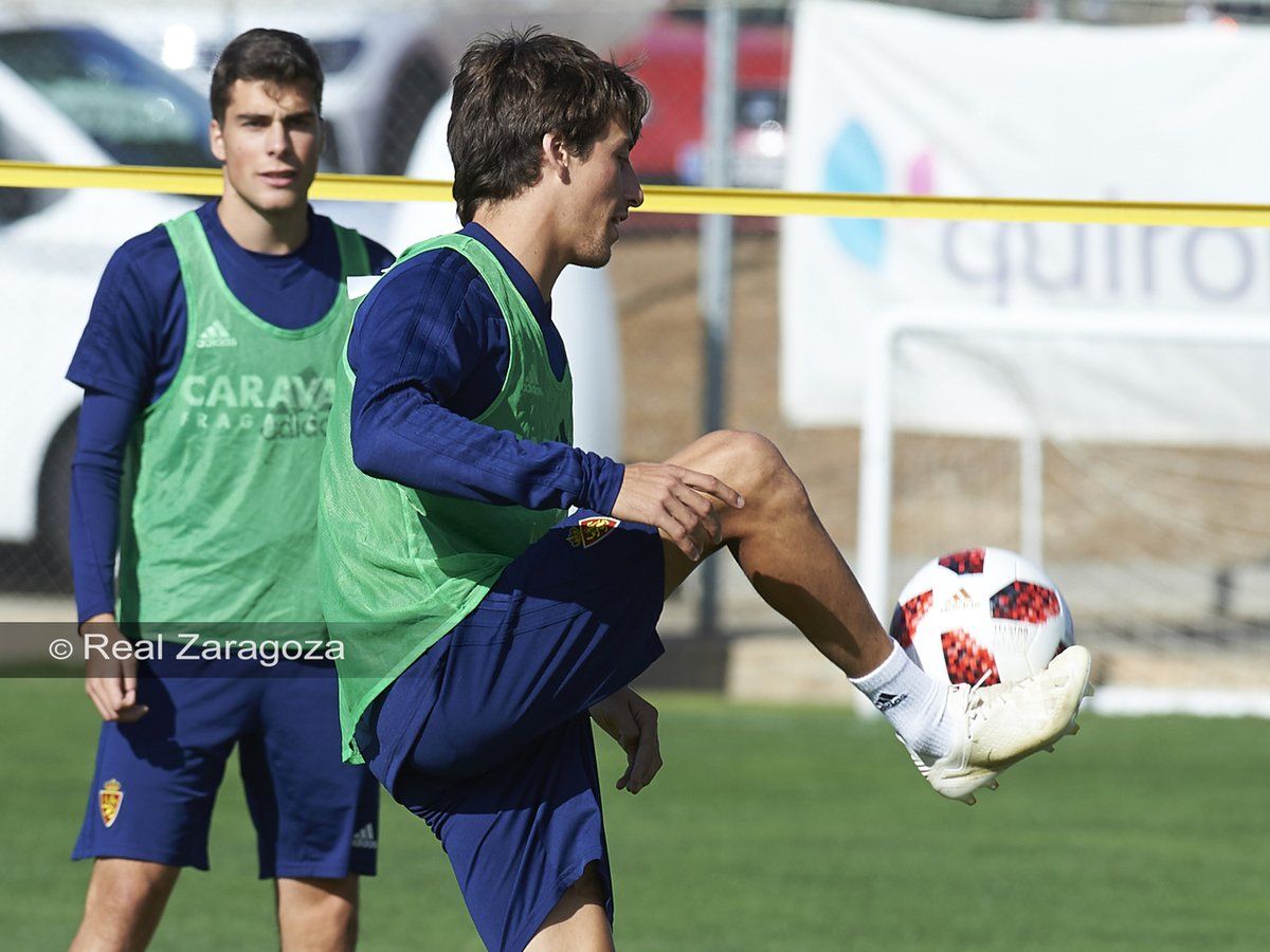 Delmás controla el balón en un entrenamiento. | Foto: Real Zaragoza