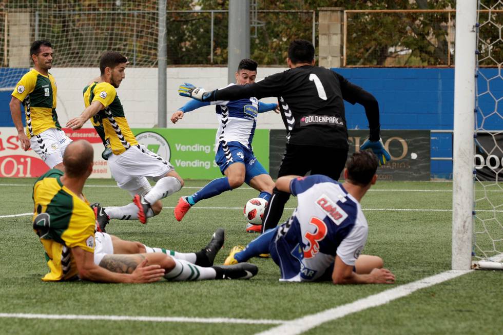 Javi Cabezas remata para hacer el empate a uno. | Foto: Real Rubén Losada, FotografiArte