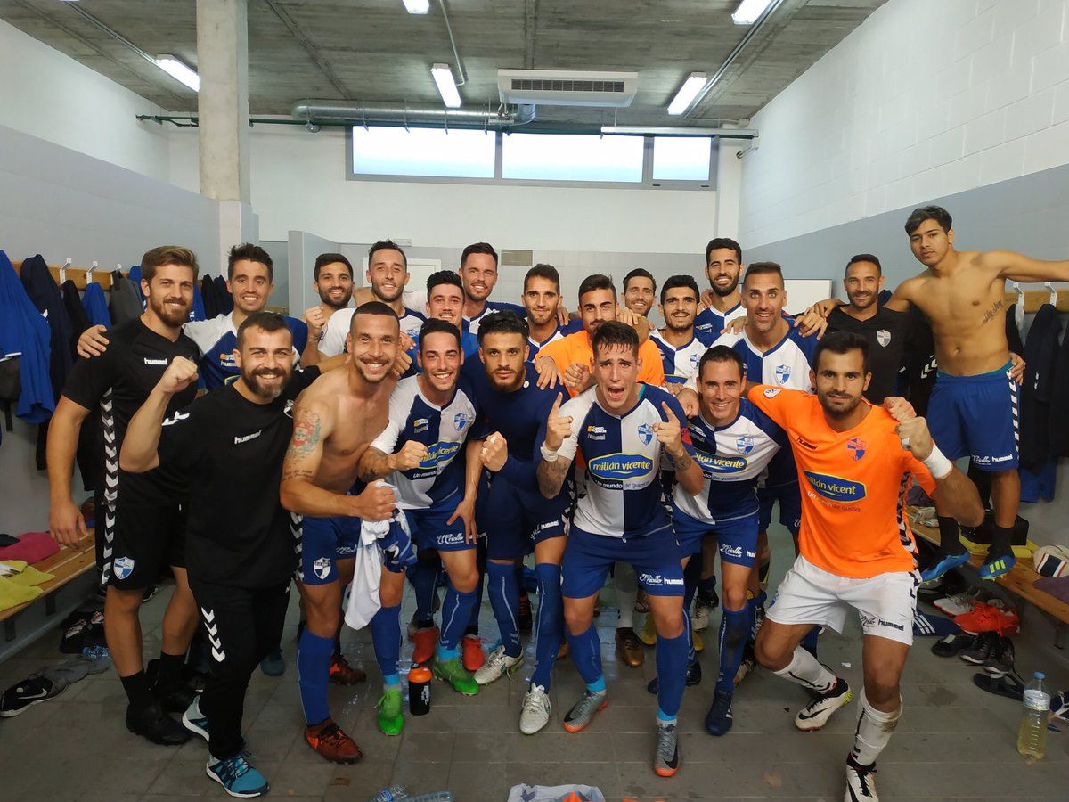 Los jugadores del Ebro tras su primera victoria en Liga. | Foto: CD Ebro