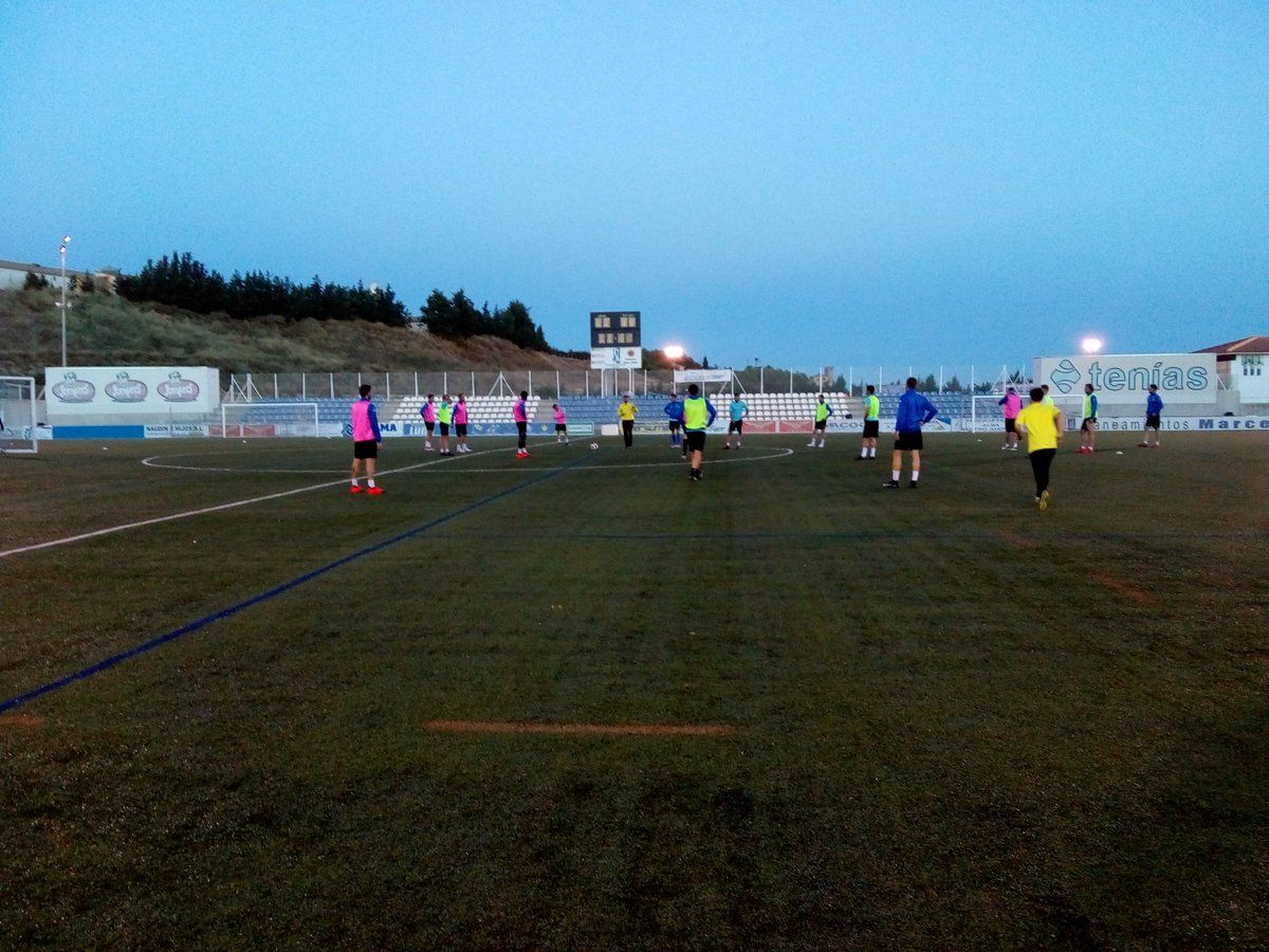 La plantilla de la SD Ejea en una sesión de entrenamiento. | Foto: SD Ejea