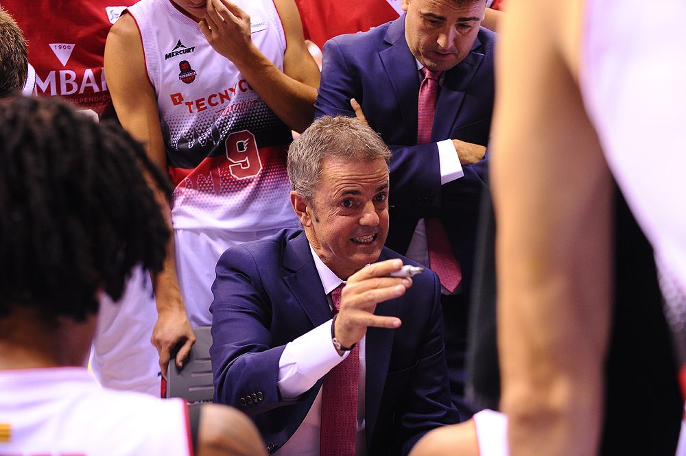 Fisac da indicaciones a sus jugadores. | Foto: Basket Zaragoza