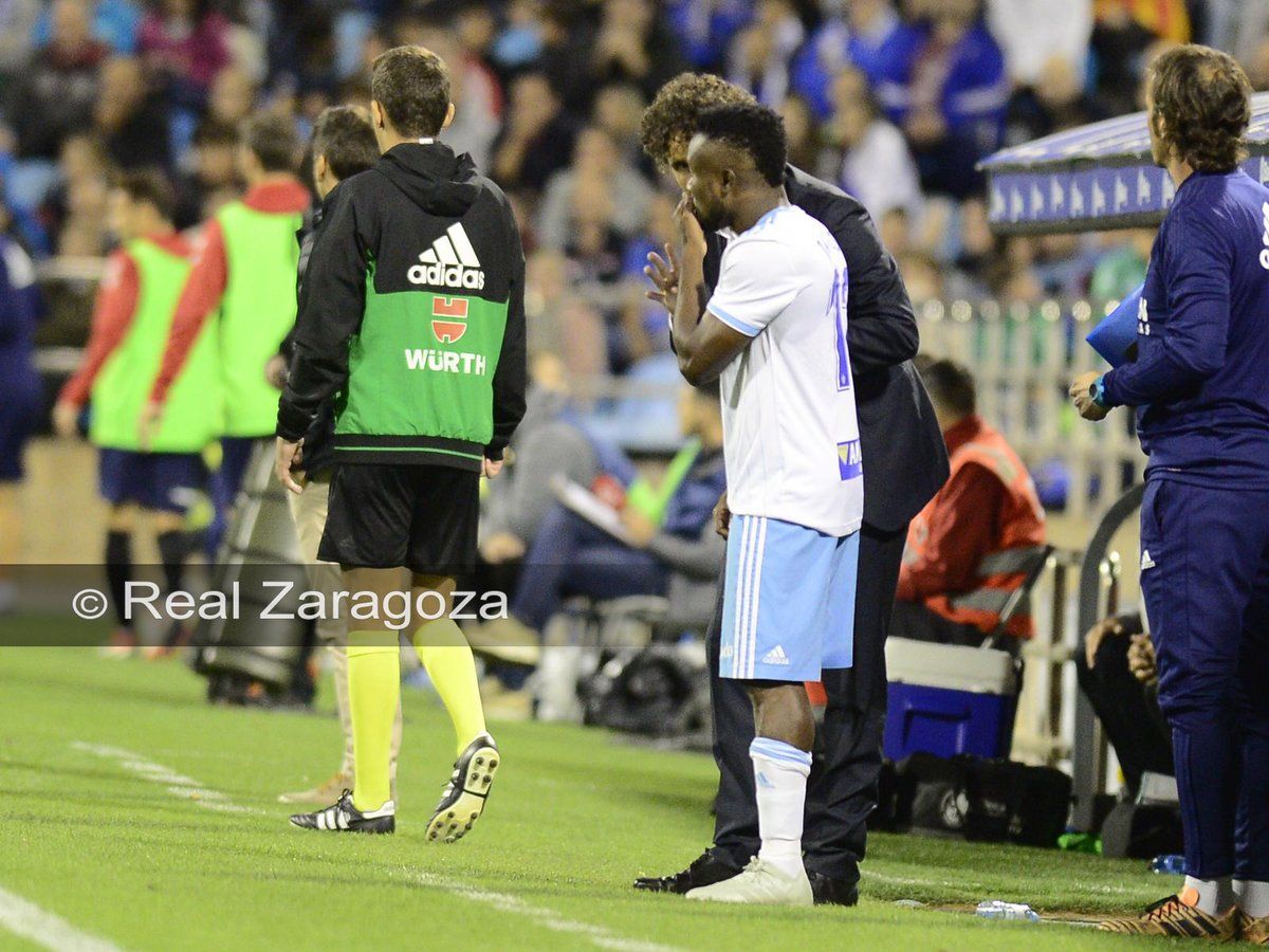 Idiakez da indicaciones a Igbekeme. | Foto: Real Zaragoza
