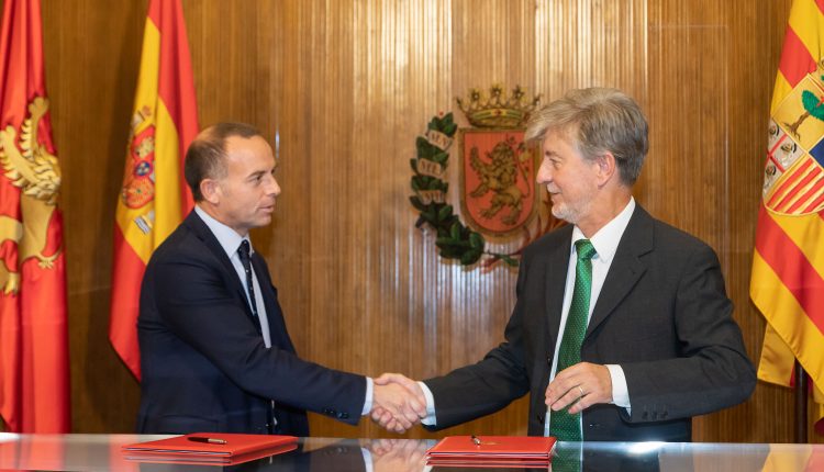 Lapetra y Santisteve sellan el acuerdo entre el Real Zaragoza y el Ayuntamiento. | Foto: Ayuntamiento de Zaragoza