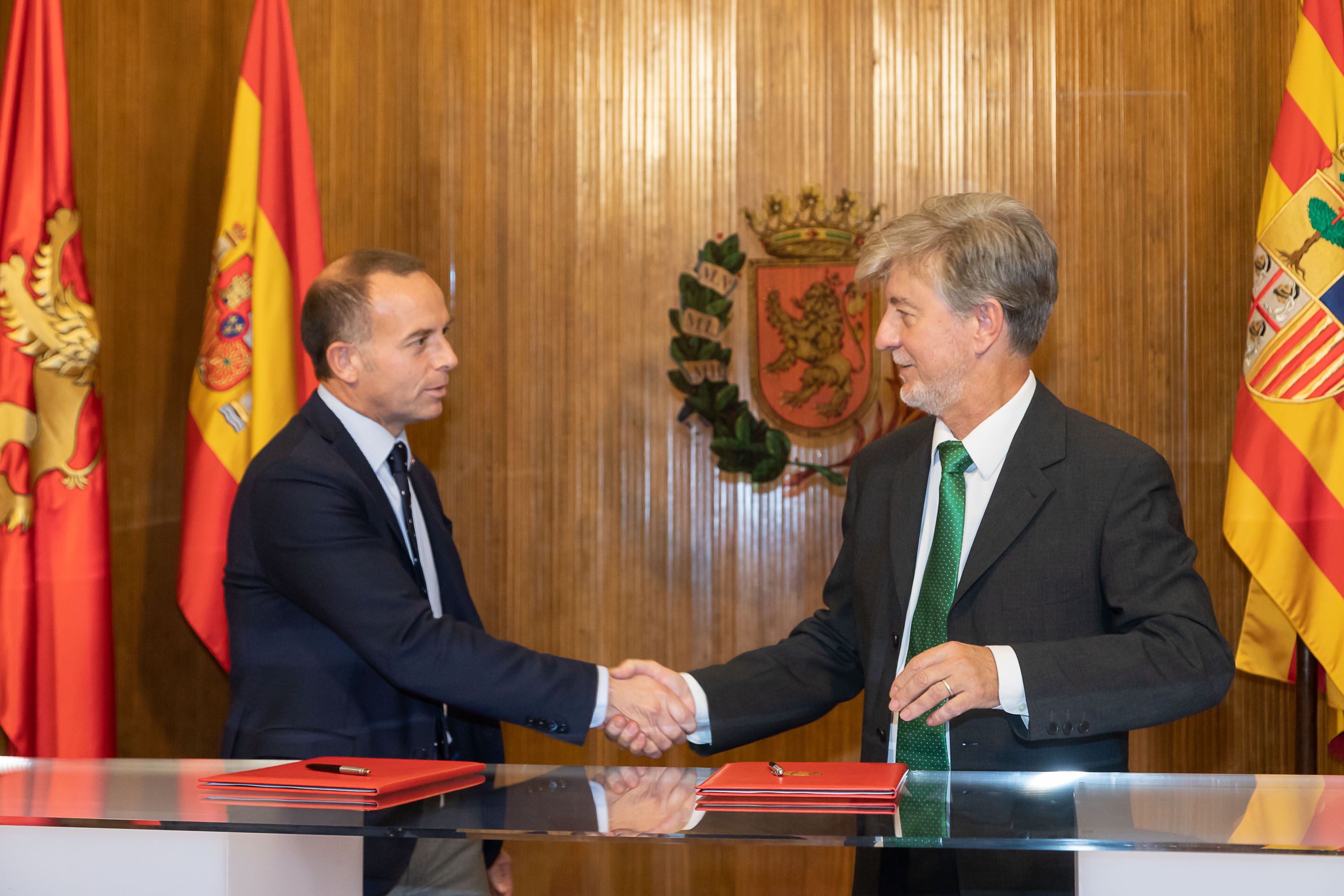 Lapetra y Santisteve sellan el acuerdo entre el Real Zaragoza y el Ayuntamiento. | Foto: Ayuntamiento de Zaragoza