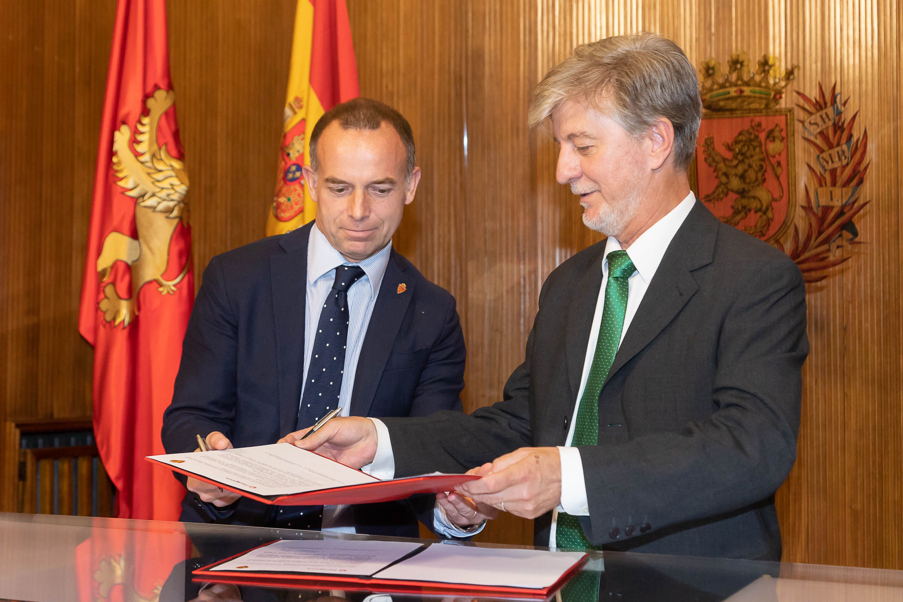 La firma de convenio entre gobierno municipal y Real Zaragoza se ha producido en el Ayuntamiento. | Foto: Ayuntamiento de Zaragoza
