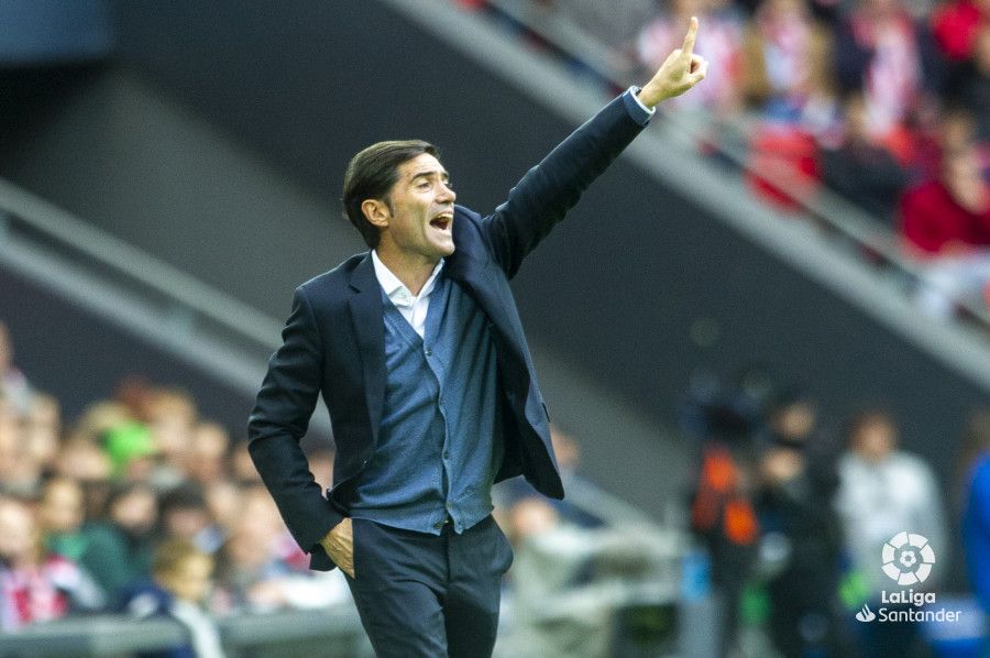 Marcelino da indicaciones a sus jugadores. | Foto: La Liga