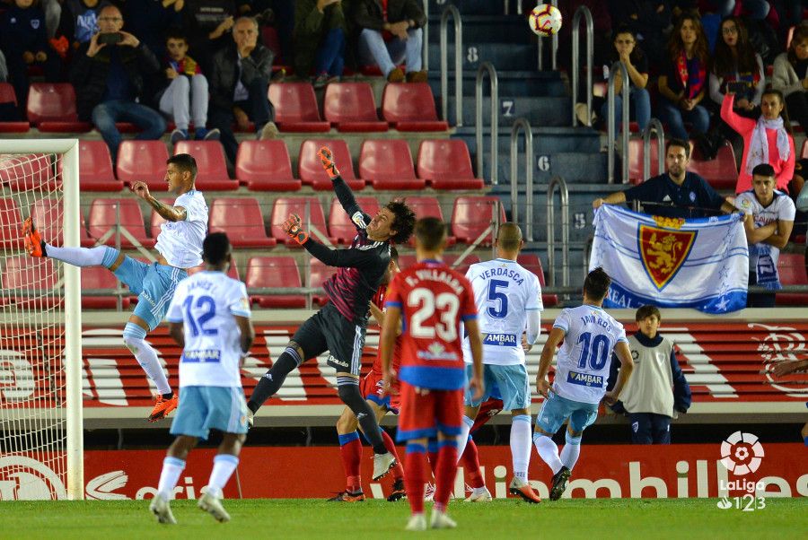 El Numancia encontraba espacios por dentro y creaba peligro a balón parado. | Foto: La Liga