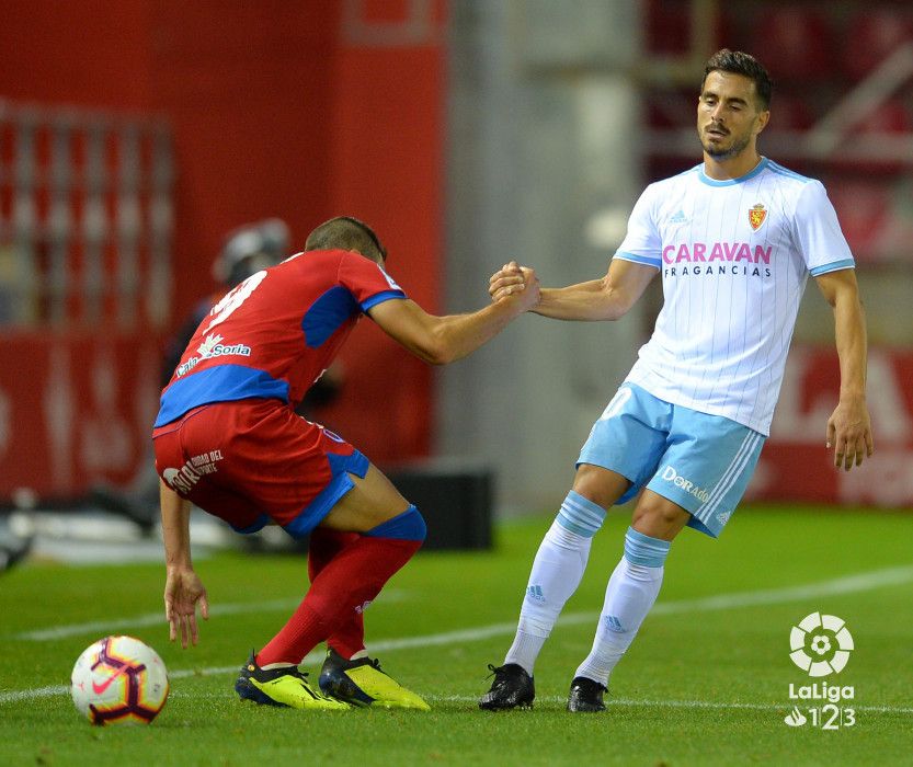 Ros ayuda a levantarse a un rival en Los Pajaritos. | Foto: La Liga