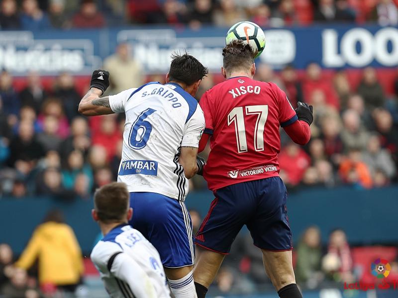 Grippo y Xisco disputan un balón. | Foto: La Liga