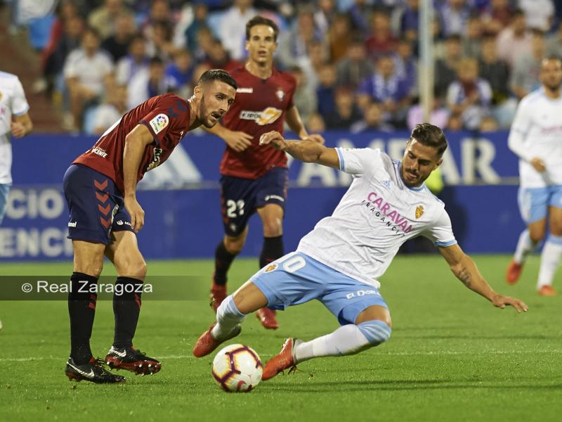 Ros pelea el balón ante Osasuna. | Foto: Tino Gil, Real Zaragoza