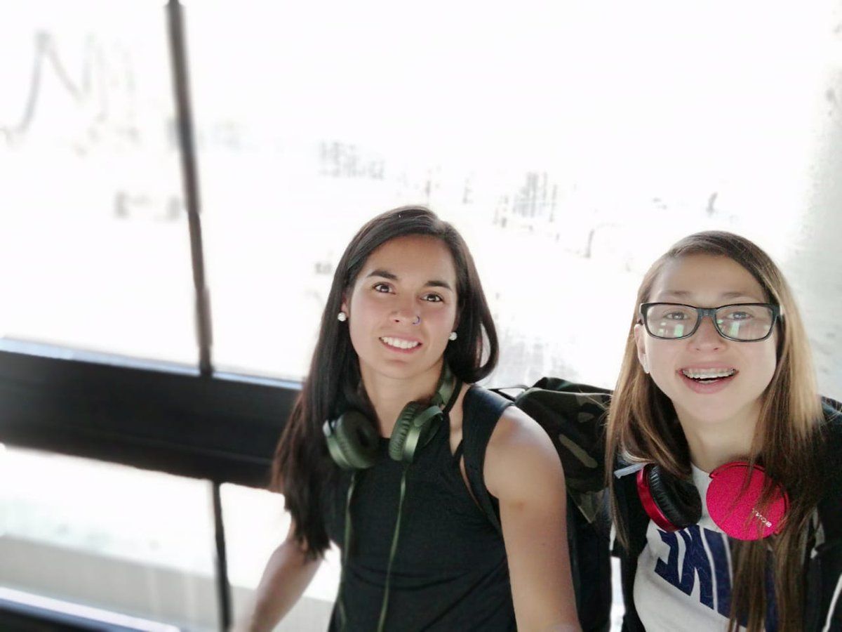 Las dos jugadoras del Zaragoza CFF antes de emprender su primer viaje a España. | Foto: Zaragoza CFF