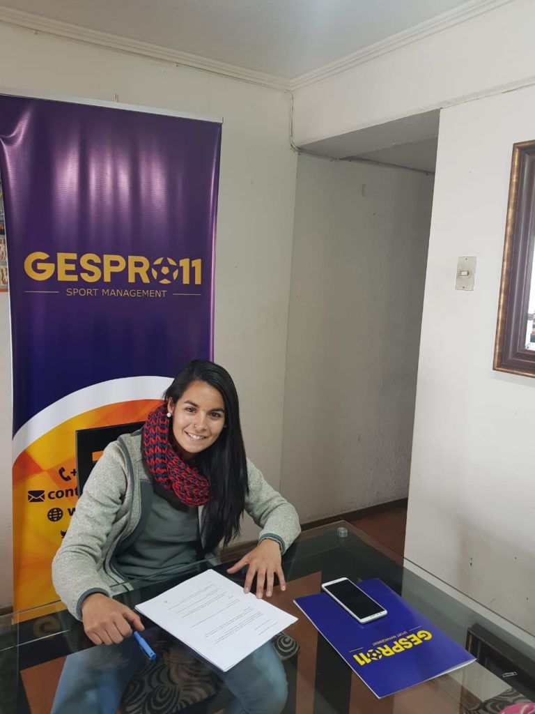 Su Helen firmando su contrato con el Zaragoza CFF. | Foto: Zaragoza CFF