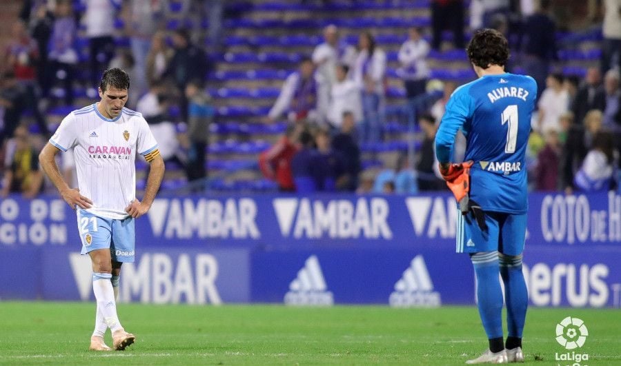 Zapater y Cristian se lamentan ante el empate del Tenerife. | Foto: La Liga