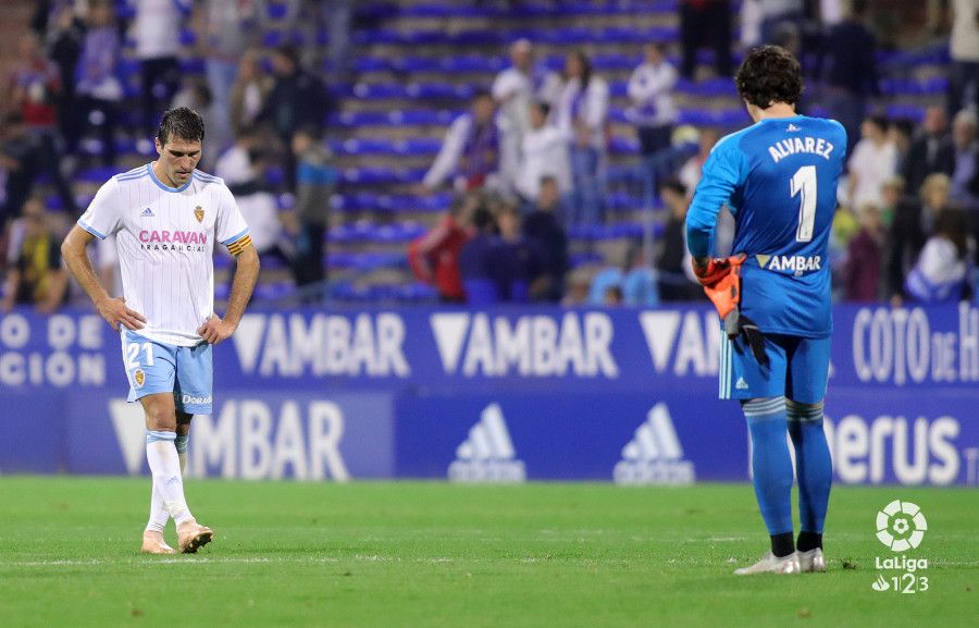 Zapater y Cristian se lamentan ante el empate del Tenerife. | Foto: La Liga