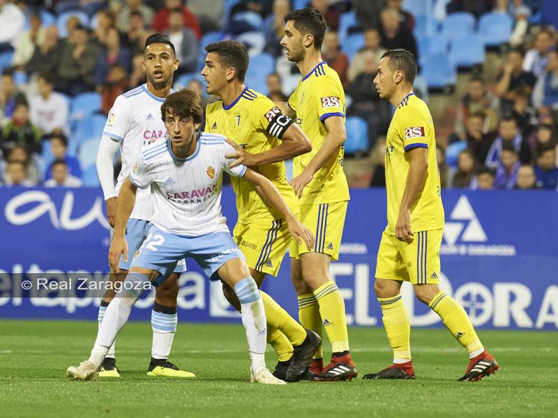 El Zaragoza defiende una jugada a balón parado ante el Cádiz. | Foto: Real Zaragoza