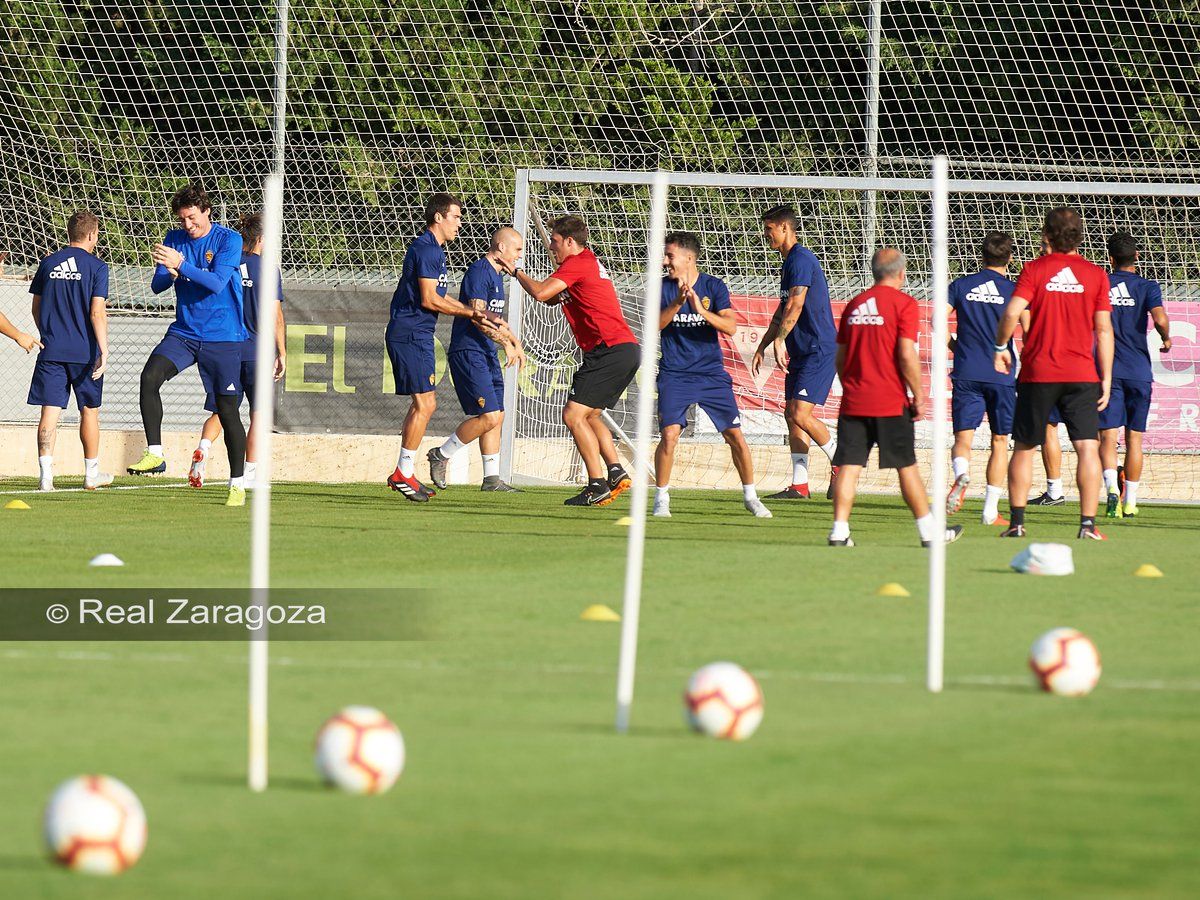 El Real Zaragoza entrena en la Ciudad Deportiva. | Foto: Tino Gil, Real Zaragoza