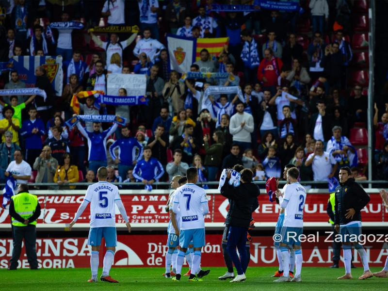 El Real Zaragoza aplaude a la afición desplazada a Soria en la última jornada. | Foto: Real Zaragoza